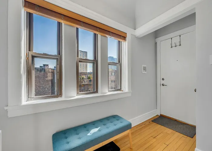 Steps To The Lakefront! This Uptown Beauty Is Everything You Need For A Perfect Chicago Getaway Condo * Chicago
