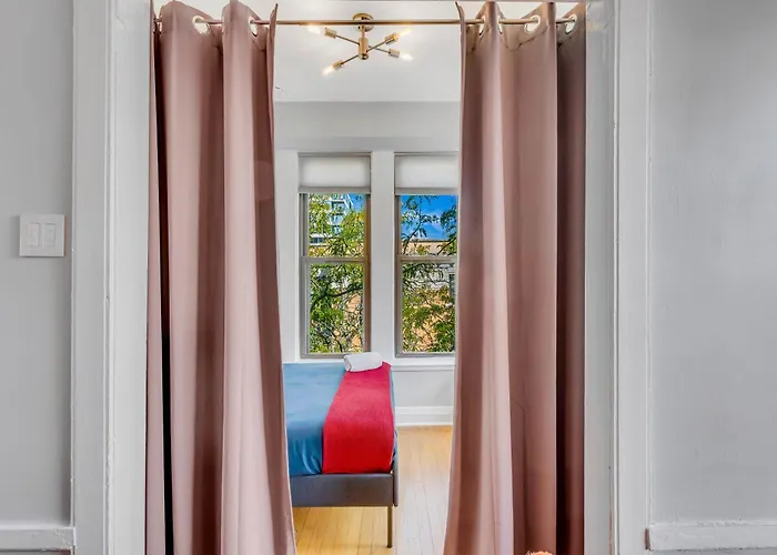 Steps To The Lakefront! This Uptown Beauty Is Everything You Need For A Perfect Chicago Getaway Condo * Chicago