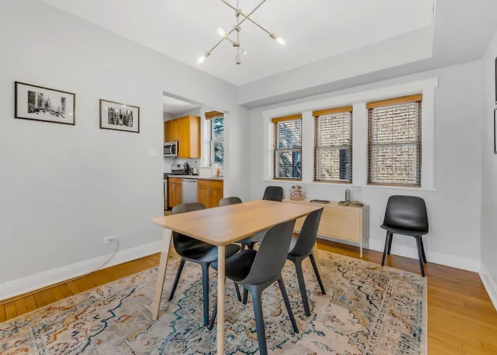 Steps To The Lakefront! This Uptown Beauty Is Everything You Need For A Perfect Chicago Getaway Condo Apartamento