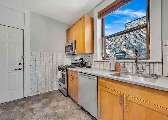 Steps To The Lakefront! This Uptown Beauty Is Everything You Need For A Perfect Chicago Getaway Condo Chicago