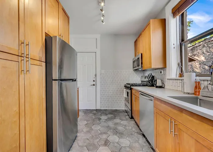 Steps To The Lakefront! This Uptown Beauty Is Everything You Need For A Perfect Chicago Getaway Condo * Chicago