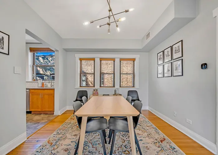 Steps To The Lakefront! This Uptown Beauty Is Everything You Need For A Perfect Chicago Getaway Condo Apartamento *